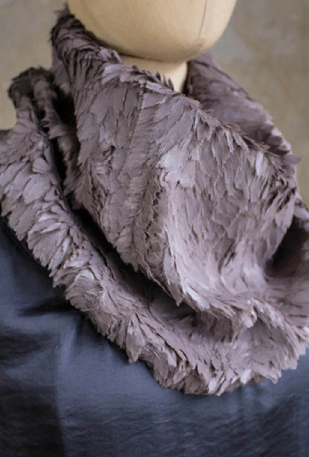 COLLAR SCARF · taupe feather fur